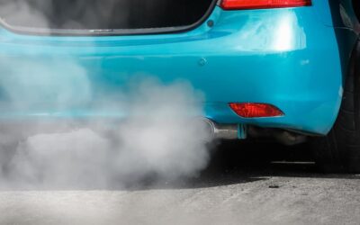 ¿Tu coche diésel echa humo blanco? Causas reales y cómo evitar una avería grave