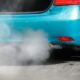 ¿Tu coche diésel echa humo blanco? Causas reales y cómo evitar una avería grave