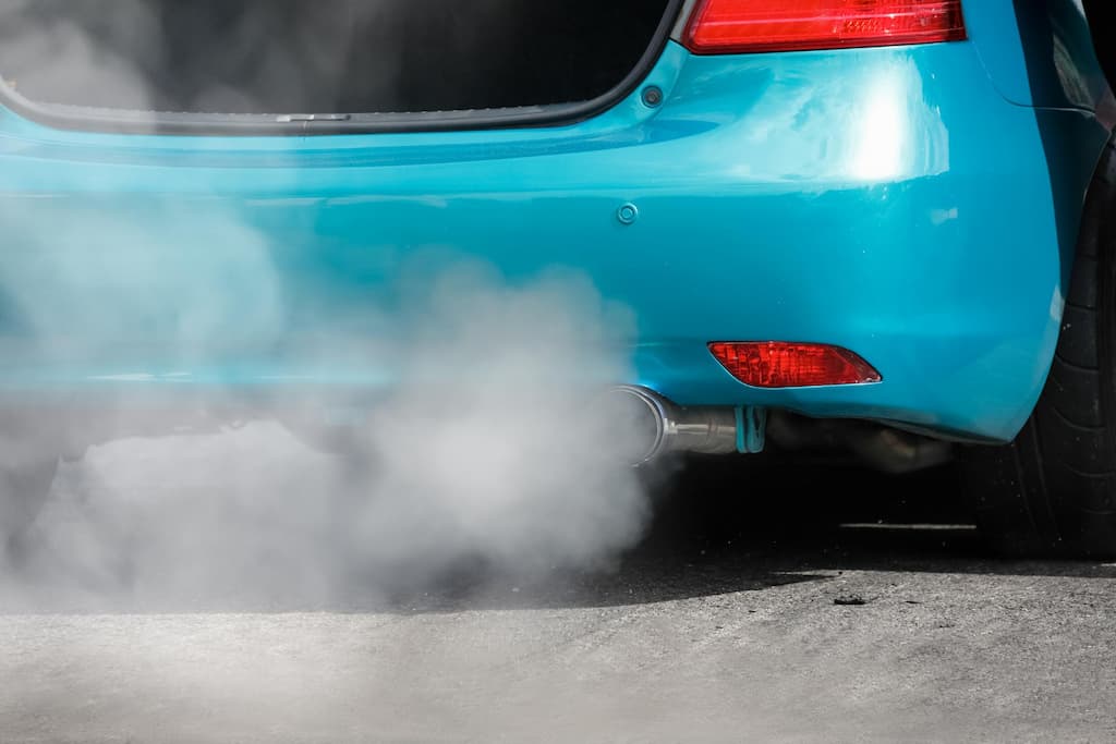 ¿Tu coche diésel echa humo blanco? Causas reales y cómo evitar una avería grave