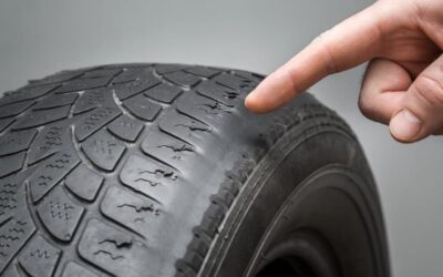 Neumáticos desgastados: cómo saber cuándo cambiarlos y evitar un reventón en carretera