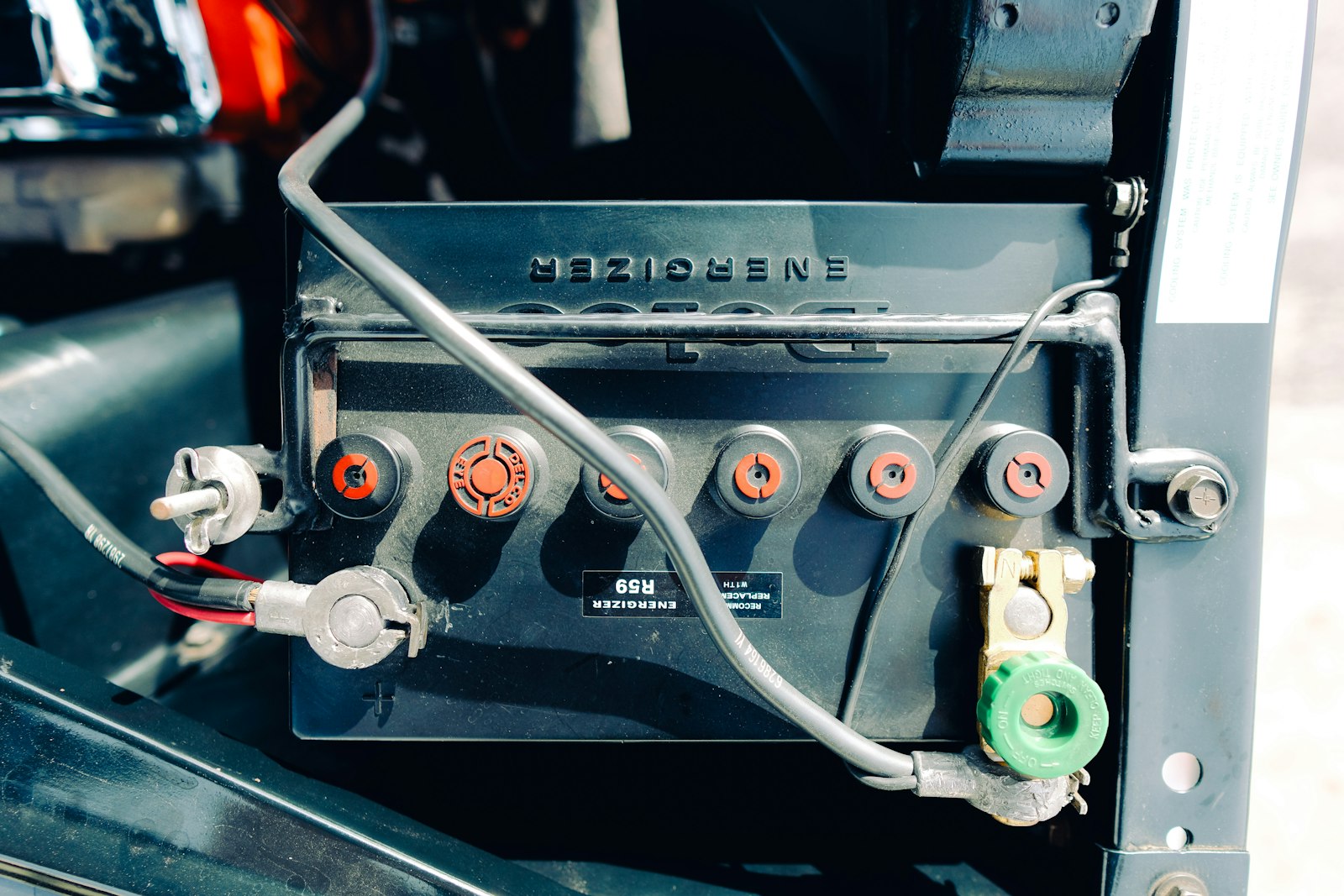 Batería de coche con los cables conectados