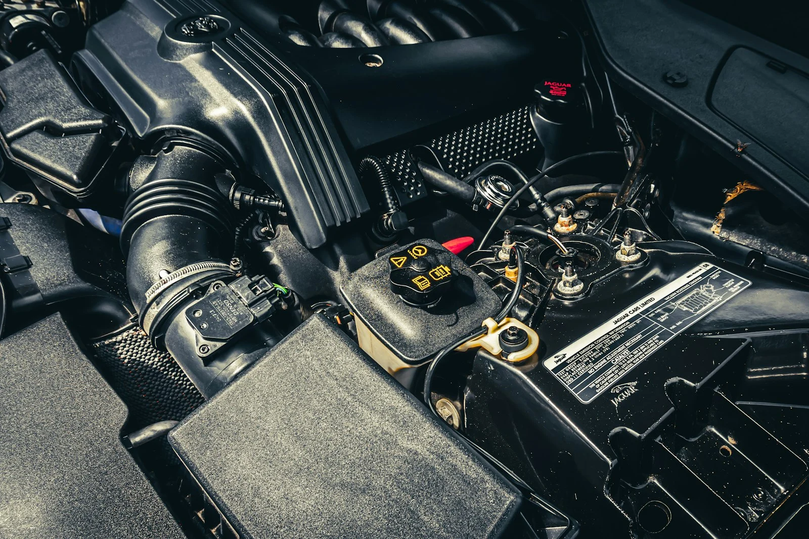 Vano motor de un coche con la batería y el cableado
