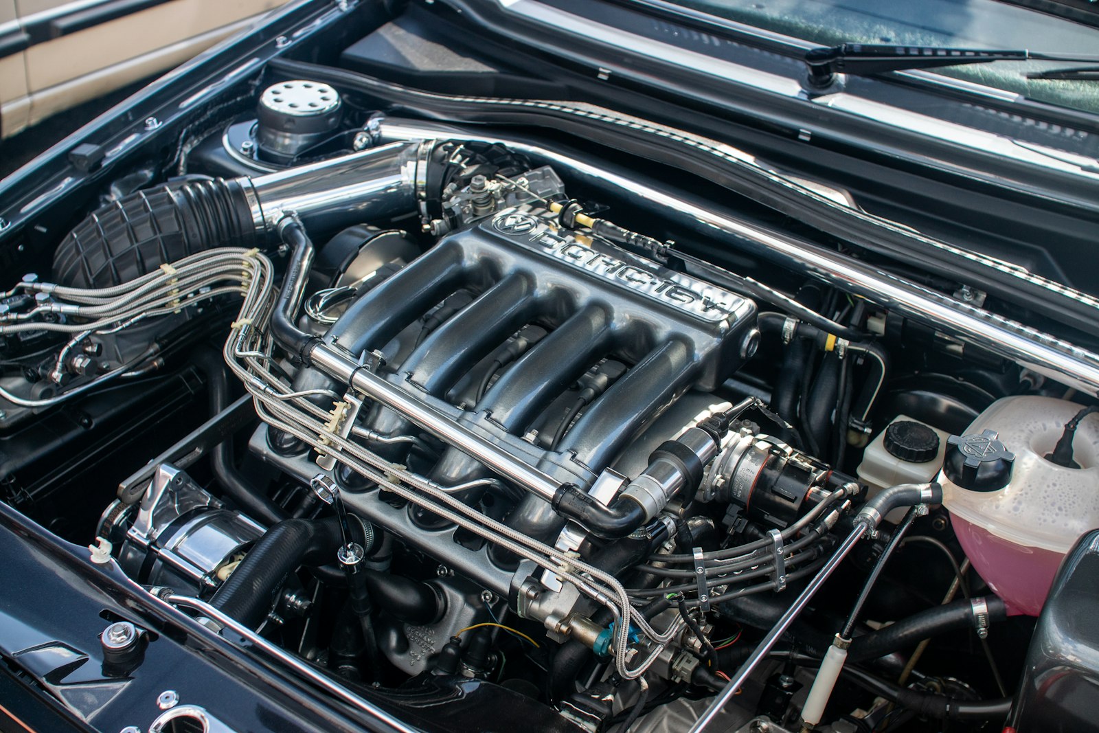 Motor de gasolina con el capó abierto