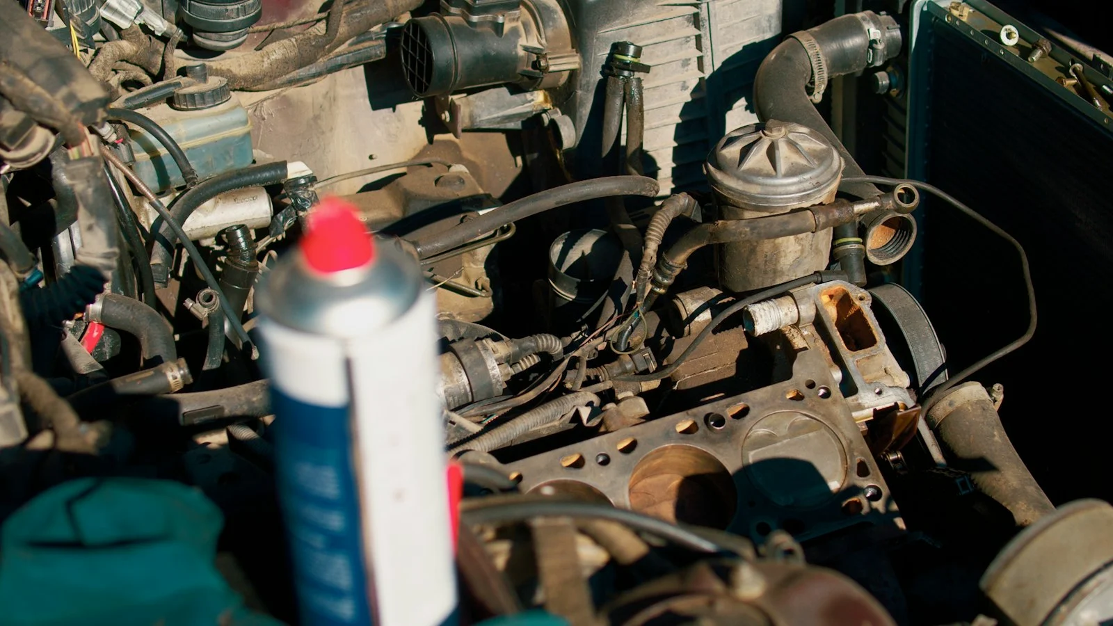 Motor de un coche con los manguitos del circuito de refrigeración