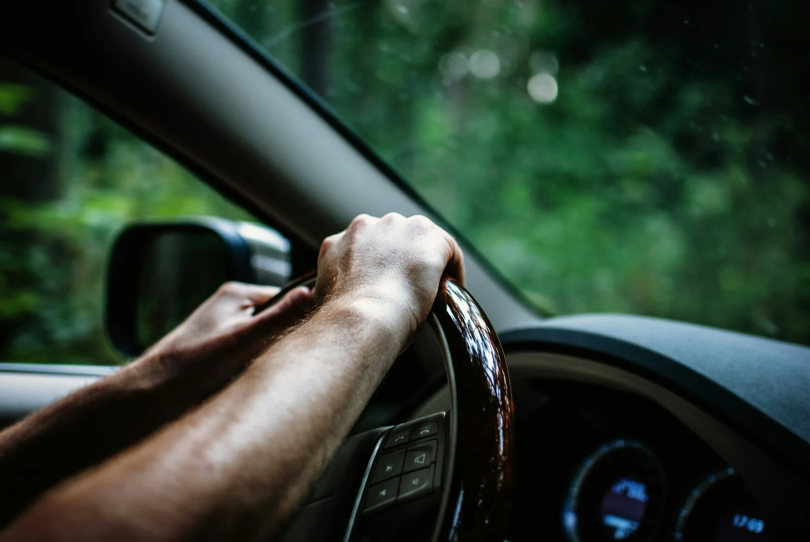 Manos en el volante de un coche