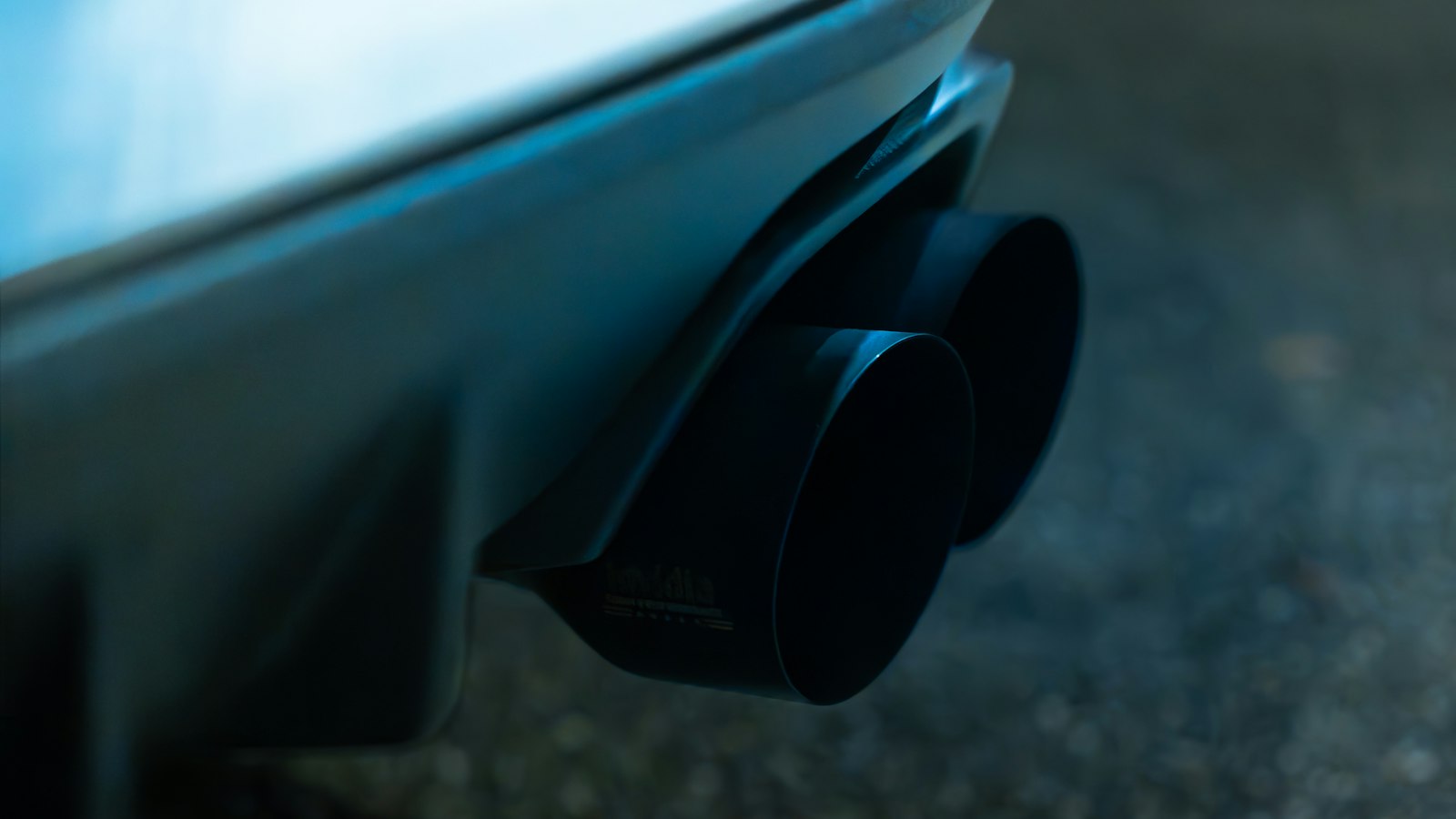 Tubos de escape de un coche, donde se sitúan las sondas lambda que miden el oxígeno de los gases